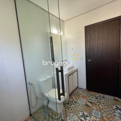 Casa de Condomínio com 225m², 5 quartos (sendo 1 suíte), 3 garagens, no bairro Campeche em Florianópolis