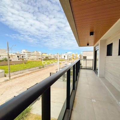 Casa com 201m², 4 quartos (sendo 2 suítes), 2 garagens, no bairro Ingleses do Rio Vermelho em Florianópolis