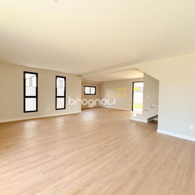 Casa com 201m², 4 quartos (sendo 2 suítes), 2 garagens, no bairro Ingleses do Rio Vermelho em Florianópolis