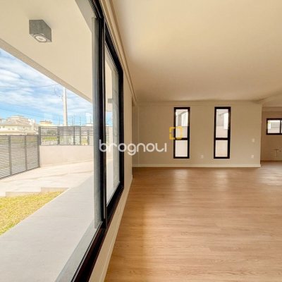 Casa com 201m², 4 quartos (sendo 2 suítes), 2 garagens, no bairro Ingleses do Rio Vermelho em Florianópolis