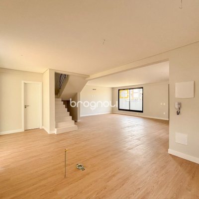 Casa com 201m², 4 quartos (sendo 2 suítes), 2 garagens, no bairro Ingleses do Rio Vermelho em Florianópolis