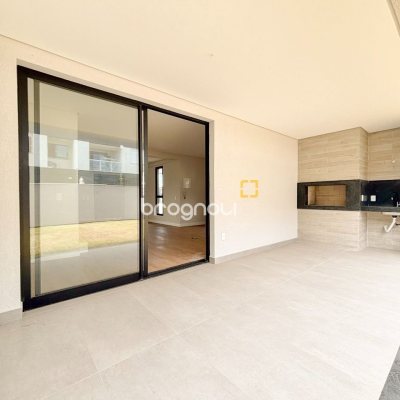 Casa com 201m², 4 quartos (sendo 2 suítes), 2 garagens, no bairro Ingleses do Rio Vermelho em Florianópolis