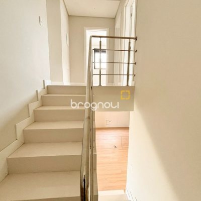 Casa com 201m², 4 quartos (sendo 2 suítes), 2 garagens, no bairro Ingleses do Rio Vermelho em Florianópolis
