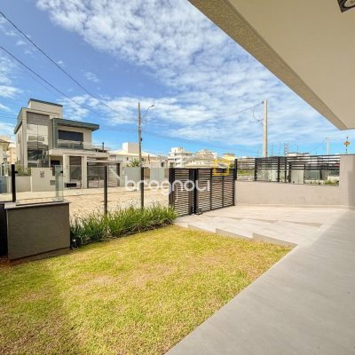 Casa com 201m², 4 quartos (sendo 2 suítes), 2 garagens, no bairro Ingleses do Rio Vermelho em Florianópolis