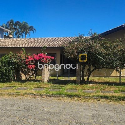 Casa com 241m², 4 quartos (sendo 2 suítes), 3 garagens, no bairro Jardim Anchieta em Florianópolis
