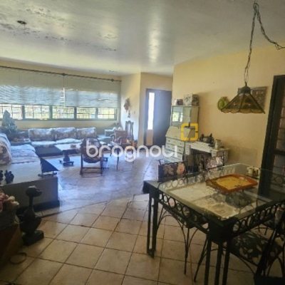 Casa com 241m², 4 quartos (sendo 2 suítes), 3 garagens, no bairro Jardim Anchieta em Florianópolis