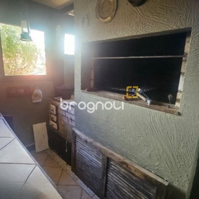 Casa com 241m², 4 quartos (sendo 2 suítes), 3 garagens, no bairro Jardim Anchieta em Florianópolis