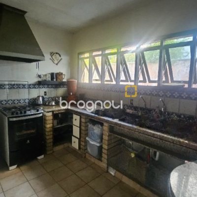Casa com 241m², 4 quartos (sendo 2 suítes), 3 garagens, no bairro Jardim Anchieta em Florianópolis