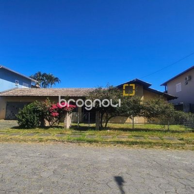 Casa com 241m², 4 quartos (sendo 2 suítes), 3 garagens, no bairro Jardim Anchieta em Florianópolis
