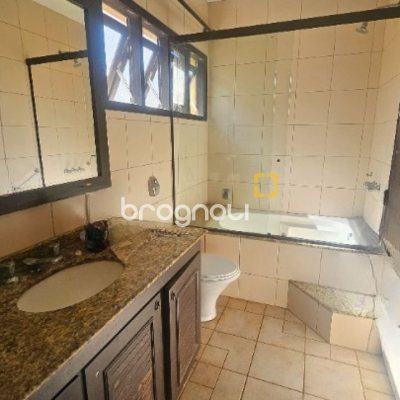 Casa com 241m², 4 quartos (sendo 2 suítes), 3 garagens, no bairro Jardim Anchieta em Florianópolis