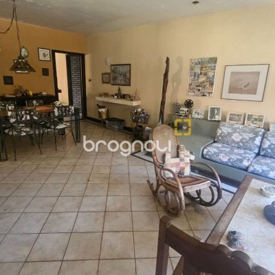 Casa com 241m², 4 quartos (sendo 2 suítes), 3 garagens, no bairro Jardim Anchieta em Florianópolis