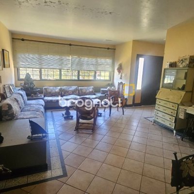 Casa com 241m², 4 quartos (sendo 2 suítes), 3 garagens, no bairro Jardim Anchieta em Florianópolis