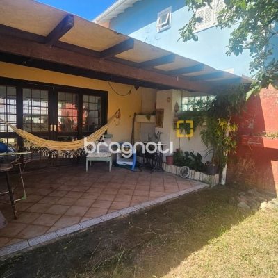 Casa com 241m², 4 quartos (sendo 2 suítes), 3 garagens, no bairro Jardim Anchieta em Florianópolis