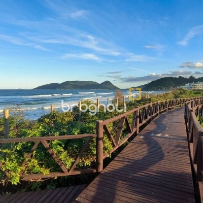 Casa de Condomínio com 355m², 3 quartos (sendo 1 suíte), 2 garagens, no bairro Campeche em Florianópolis