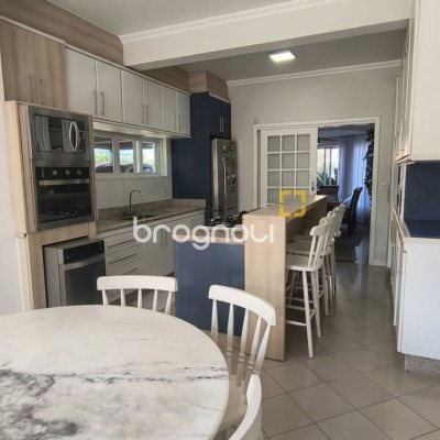 Casa de Condomínio com 355m², 3 quartos (sendo 1 suíte), 2 garagens, no bairro Campeche em Florianópolis