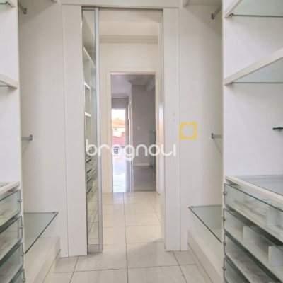 Casa de Condomínio com 355m², 3 quartos (sendo 1 suíte), 2 garagens, no bairro Campeche em Florianópolis