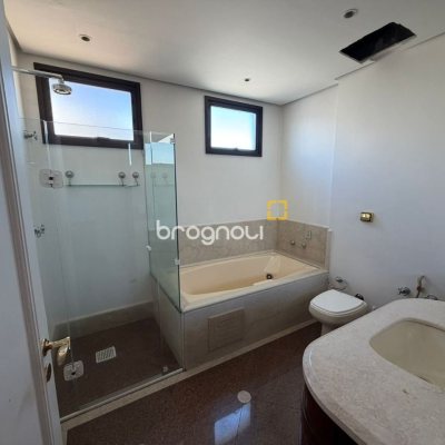 Apartamento com 220m², 2 quartos (sendo 2 suítes), 2 garagens, no bairro Centro em Florianópolis