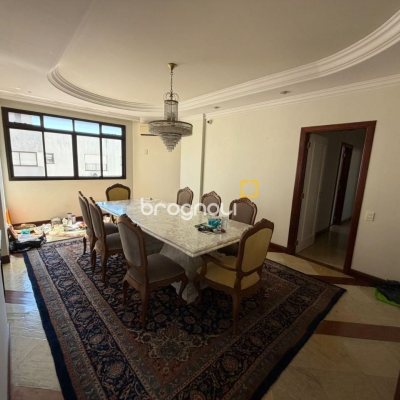 Apartamento com 220m², 2 quartos (sendo 2 suítes), 2 garagens, no bairro Centro em Florianópolis