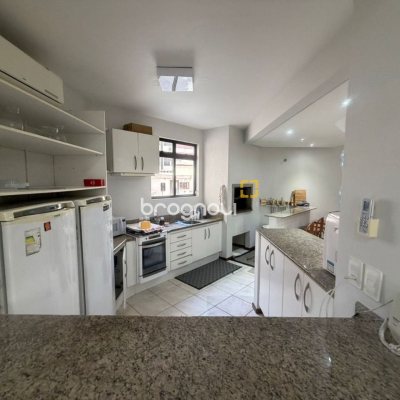 Apartamento com 220m², 2 quartos (sendo 2 suítes), 2 garagens, no bairro Centro em Florianópolis