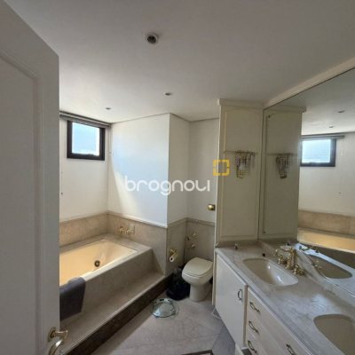 Apartamento com 220m², 2 quartos (sendo 2 suítes), 2 garagens, no bairro Centro em Florianópolis