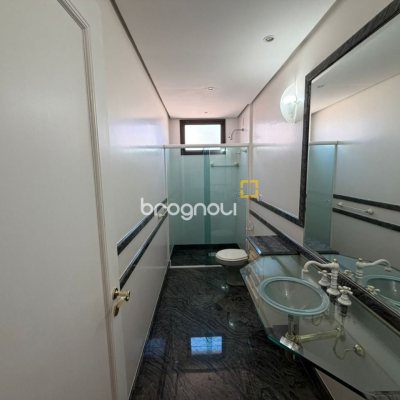 Apartamento com 220m², 2 quartos (sendo 2 suítes), 2 garagens, no bairro Centro em Florianópolis