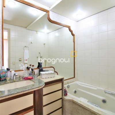 Cobertura com 198m², 3 quartos (sendo 1 suíte), 2 garagens, no bairro Centro em Florianópolis