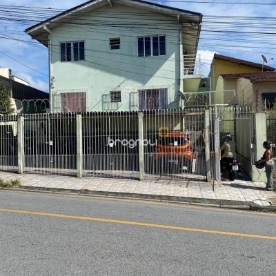 Casa com 230m², 10 quartos, 4 garagens, no bairro Barreiros em São José