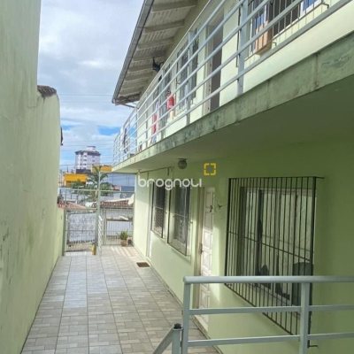 Casa com 230m², 10 quartos, 4 garagens, no bairro Barreiros em São José