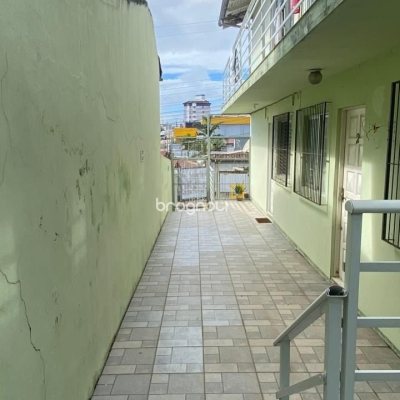 Casa com 230m², 10 quartos, 4 garagens, no bairro Barreiros em São José