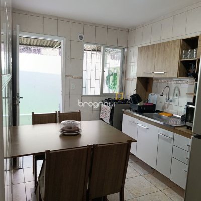 Casa com 230m², 10 quartos, 4 garagens, no bairro Barreiros em São José