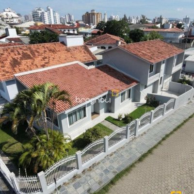 Casa com 262m², 4 quartos (sendo 1 suíte), 4 garagens, no bairro Balneário em Florianópolis