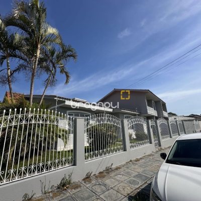 Casa com 262m², 4 quartos (sendo 1 suíte), 4 garagens, no bairro Balneário em Florianópolis