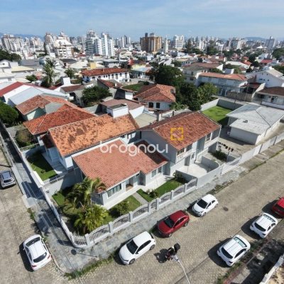Casa com 262m², 4 quartos (sendo 1 suíte), 4 garagens, no bairro Balneário em Florianópolis