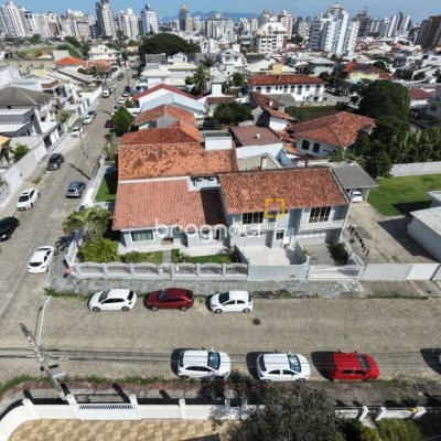 Casa com 262m², 4 quartos (sendo 1 suíte), 4 garagens, no bairro Balneário em Florianópolis