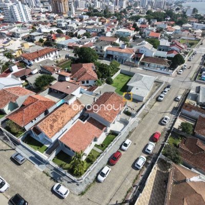 Casa com 262m², 4 quartos (sendo 1 suíte), 4 garagens, no bairro Balneário em Florianópolis