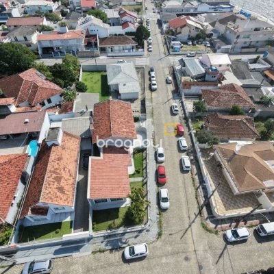 Casa com 262m², 4 quartos (sendo 1 suíte), 4 garagens, no bairro Balneário em Florianópolis