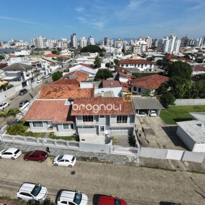 Casa com 262m², 4 quartos (sendo 1 suíte), 4 garagens, no bairro Balneário em Florianópolis