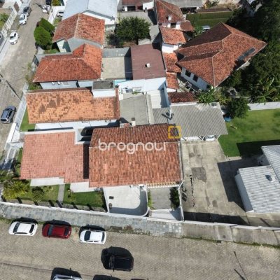 Casa com 262m², 4 quartos (sendo 1 suíte), 4 garagens, no bairro Balneário em Florianópolis