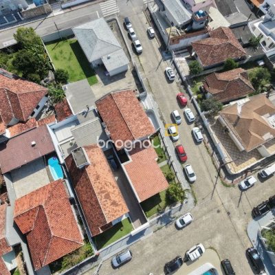 Casa com 262m², 4 quartos (sendo 1 suíte), 4 garagens, no bairro Balneário em Florianópolis