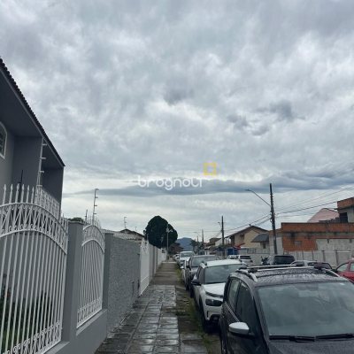 Casa com 262m², 4 quartos (sendo 1 suíte), 4 garagens, no bairro Balneário em Florianópolis