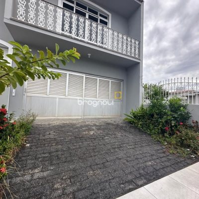 Casa com 262m², 4 quartos (sendo 1 suíte), 4 garagens, no bairro Balneário em Florianópolis