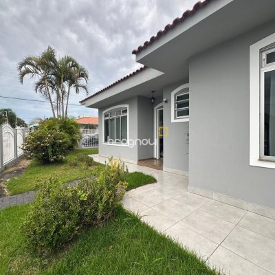 Casa com 262m², 4 quartos (sendo 1 suíte), 4 garagens, no bairro Balneário em Florianópolis