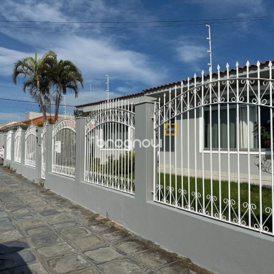 Casa com 262m², 4 quartos (sendo 1 suíte), 4 garagens, no bairro Balneário em Florianópolis