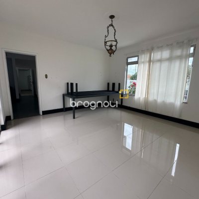 Casa com 262m², 4 quartos (sendo 1 suíte), 4 garagens, no bairro Balneário em Florianópolis