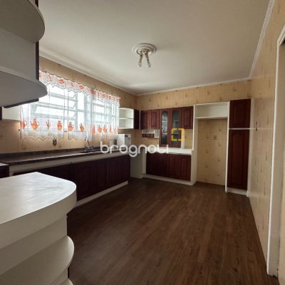 Casa com 262m², 4 quartos (sendo 1 suíte), 4 garagens, no bairro Balneário em Florianópolis