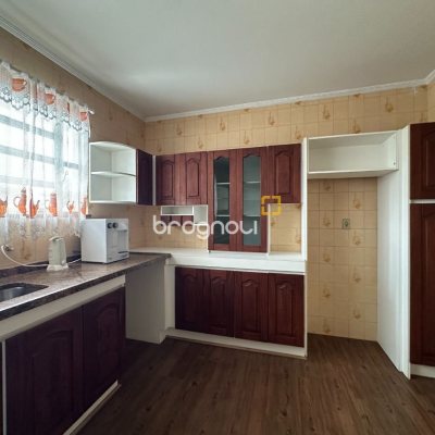 Casa com 262m², 4 quartos (sendo 1 suíte), 4 garagens, no bairro Balneário em Florianópolis