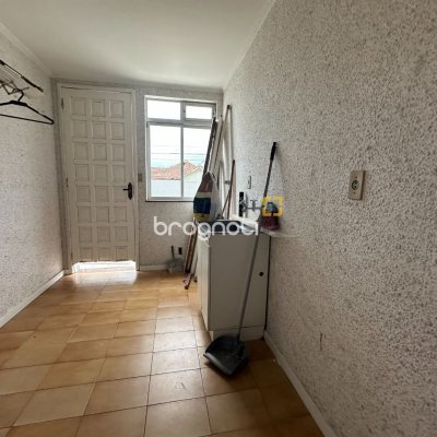 Casa com 262m², 4 quartos (sendo 1 suíte), 4 garagens, no bairro Balneário em Florianópolis