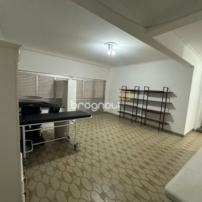 Casa com 262m², 4 quartos (sendo 1 suíte), 4 garagens, no bairro Balneário em Florianópolis