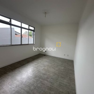 Casa com 262m², 4 quartos (sendo 1 suíte), 4 garagens, no bairro Balneário em Florianópolis