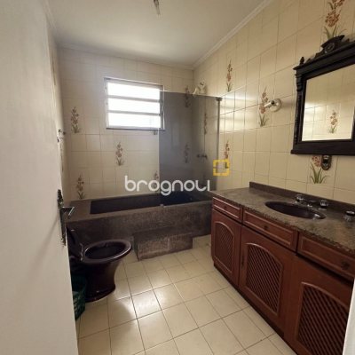 Casa com 262m², 4 quartos (sendo 1 suíte), 4 garagens, no bairro Balneário em Florianópolis